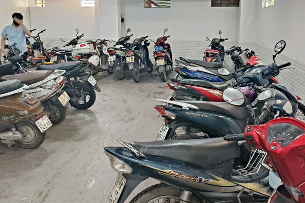 Bức xúc loạt phương tiện lấn làn khẩn cấp chặn đứng xe cứu thương tại Hà Nội-1