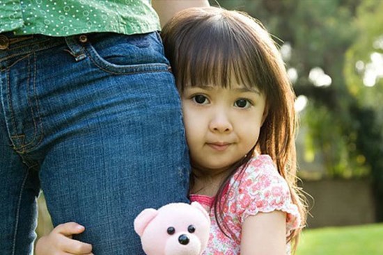 Nếu con quá nhút nhát, e dè, cha mẹ có thể khắc phục bằng 3 cách đơn giản sau