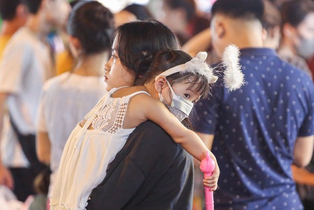 Biển người chen chân nhích từng bước một tại phố Hàng Mã trước thềm Trung thu-15