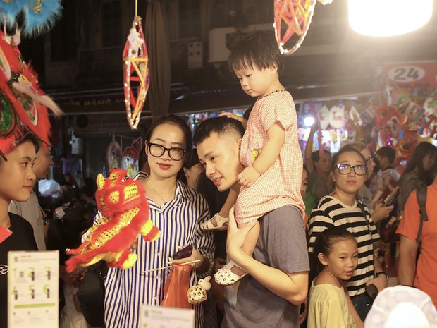 Biển người chen chân nhích từng bước một tại phố Hàng Mã trước thềm Trung thu-6