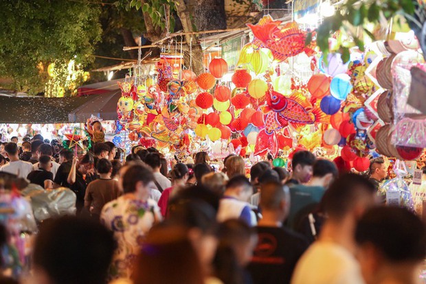 Biển người chen chân nhích từng bước một tại phố Hàng Mã trước thềm Trung thu-5