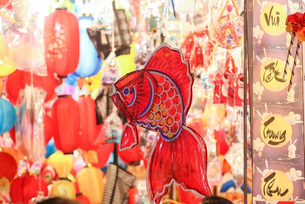 Biển người chen chân nhích từng bước một tại phố Hàng Mã trước thềm Trung thu-4