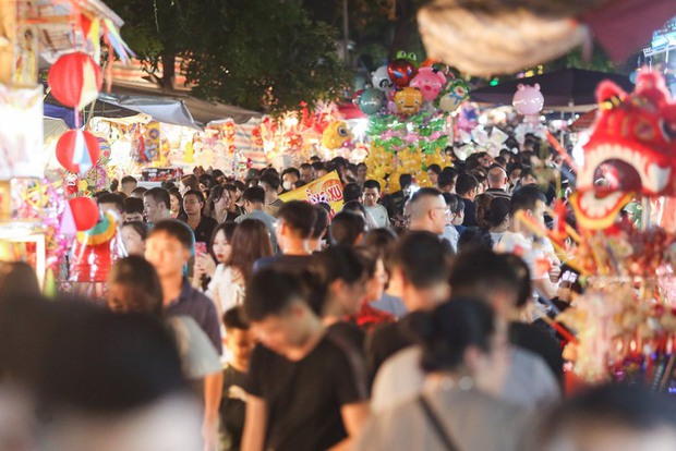 Biển người chen chân nhích từng bước một tại phố Hàng Mã trước thềm Trung thu-2