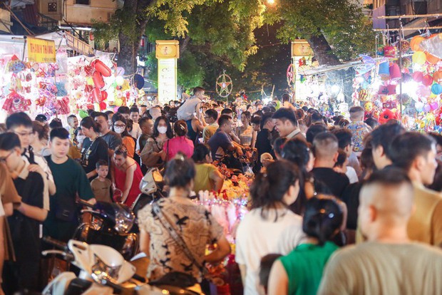 Biển người chen chân nhích từng bước một tại phố Hàng Mã trước thềm Trung thu-1