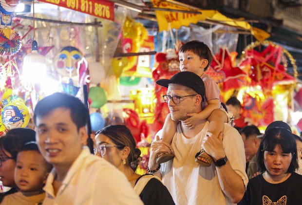 Biển người chen chân nhích từng bước một tại phố Hàng Mã trước thềm Trung thu-14