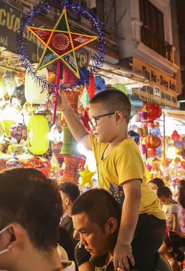 Biển người chen chân nhích từng bước một tại phố Hàng Mã trước thềm Trung thu-13