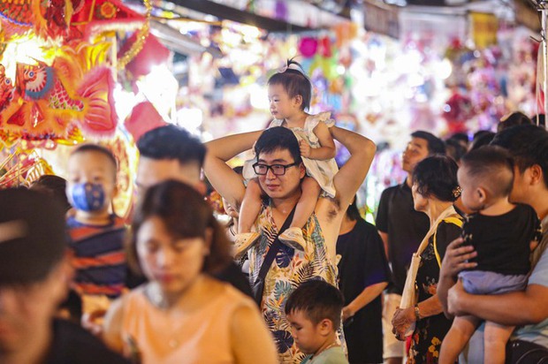 Biển người chen chân nhích từng bước một tại phố Hàng Mã trước thềm Trung thu-12