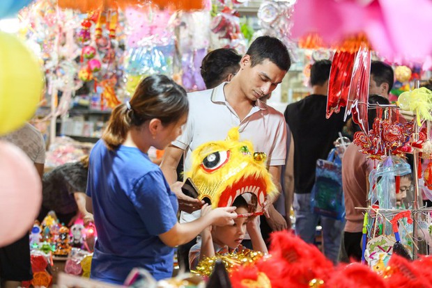 Biển người chen chân nhích từng bước một tại phố Hàng Mã trước thềm Trung thu-8