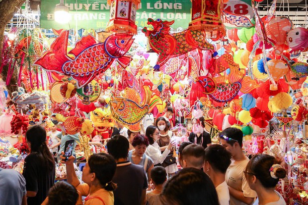 Biển người chen chân nhích từng bước một tại phố Hàng Mã trước thềm Trung thu-7