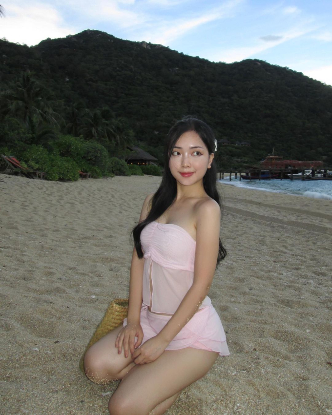 Vợ Hà Đức Chinh khoe vóc dáng nuột nà, công khai ảnh khoá môi chồng tuyển thủ-4