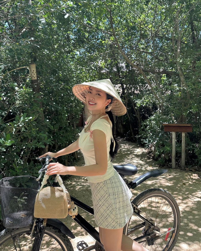 Vợ Hà Đức Chinh khoe vóc dáng nuột nà, công khai ảnh khoá môi chồng tuyển thủ-6