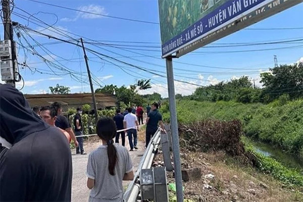 Ớn lạnh những tảng đá nằm chênh vênh trên cầu vượt cao tốc Mai Sơn - quốc lộ 45-13