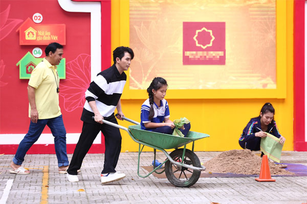 MC Quyền Linh: Ba giờ đêm tôi phải dậy xay bột, đổ bánh để sáng sớm mang ra chợ bán-2