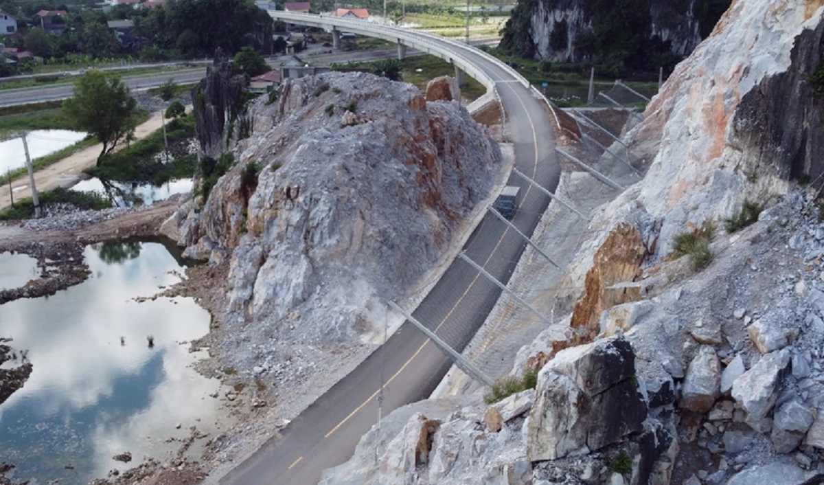 Ớn lạnh những tảng đá nằm chênh vênh trên cầu vượt cao tốc Mai Sơn - quốc lộ 45-1