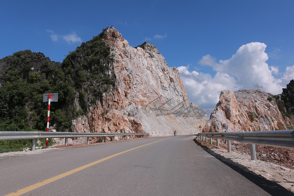 Ớn lạnh những tảng đá nằm chênh vênh trên cầu vượt cao tốc Mai Sơn - quốc lộ 45-2