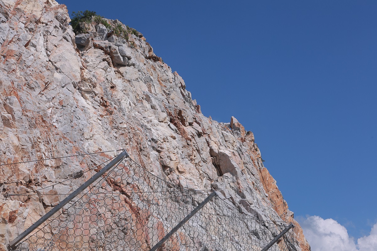 Ớn lạnh những tảng đá nằm chênh vênh trên cầu vượt cao tốc Mai Sơn - quốc lộ 45-4