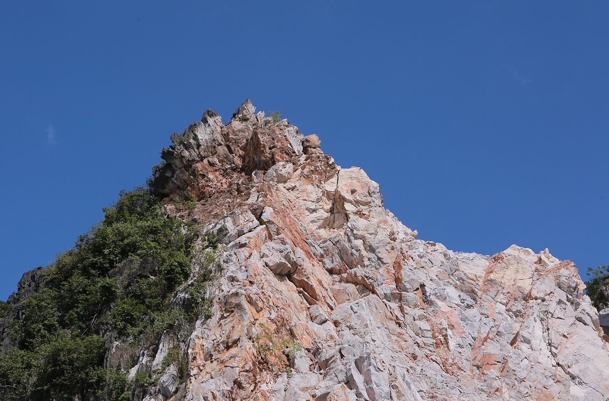 Ớn lạnh những tảng đá nằm chênh vênh trên cầu vượt cao tốc Mai Sơn - quốc lộ 45-5