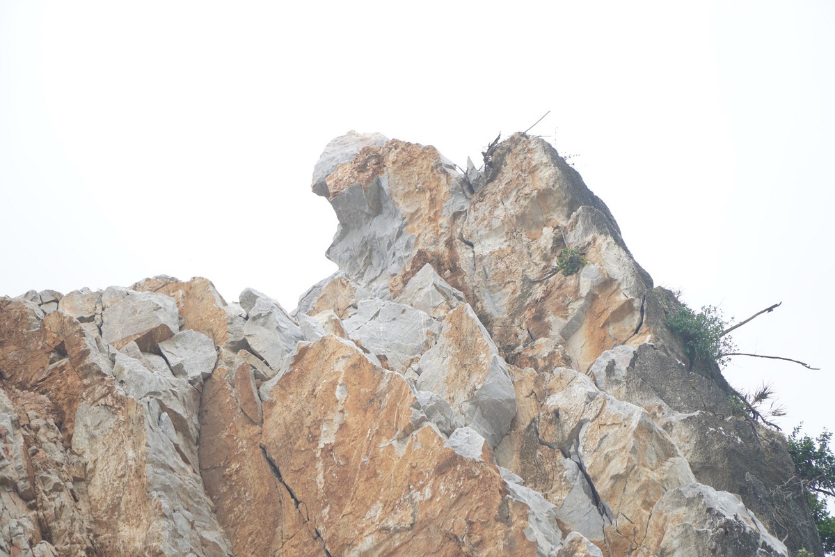 Ớn lạnh những tảng đá nằm chênh vênh trên cầu vượt cao tốc Mai Sơn - quốc lộ 45-6