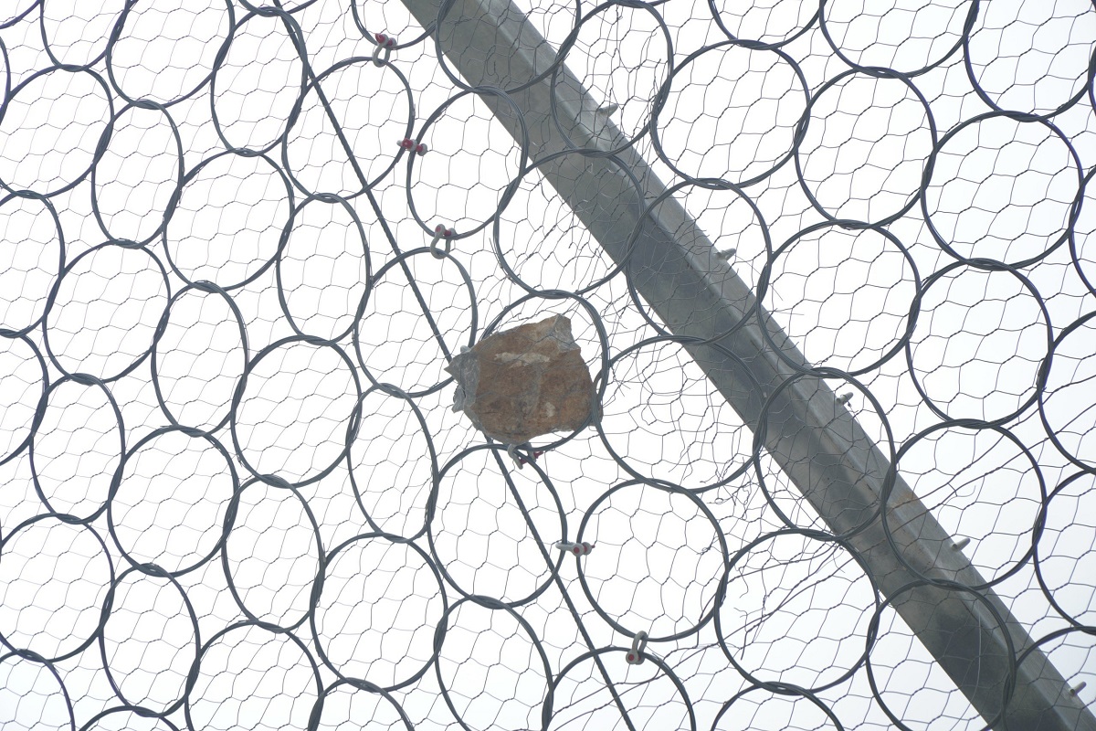 Ớn lạnh những tảng đá nằm chênh vênh trên cầu vượt cao tốc Mai Sơn - quốc lộ 45-10