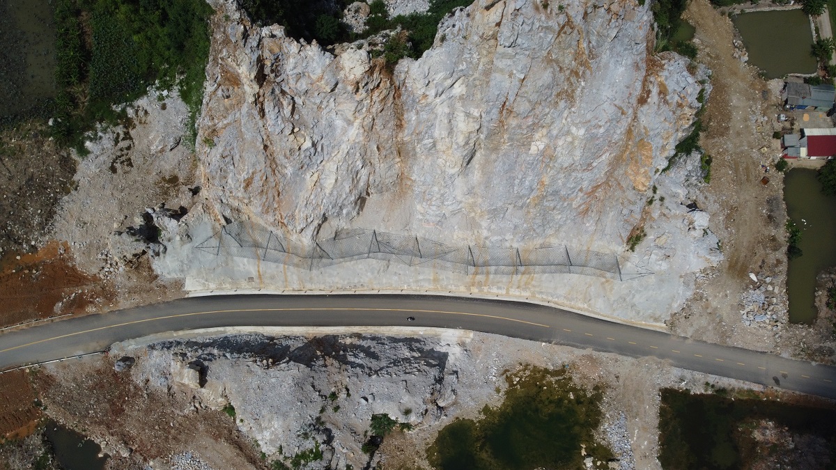 Ớn lạnh những tảng đá nằm chênh vênh trên cầu vượt cao tốc Mai Sơn - quốc lộ 45-8