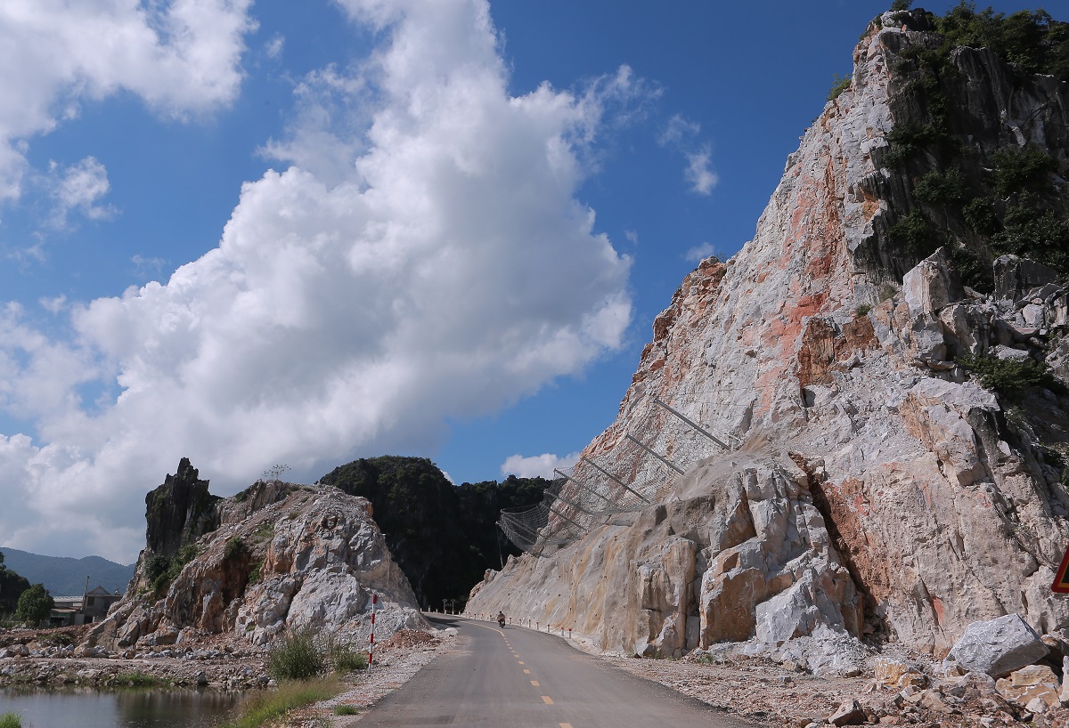 Ớn lạnh những tảng đá nằm chênh vênh trên cầu vượt cao tốc Mai Sơn - quốc lộ 45-12