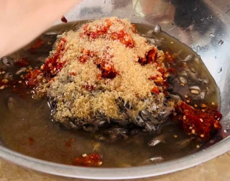 Con bé tí được ví là lộc trời”, đến mùa dân mang rổ ra vớt, bán 600.000đ/rổ, đổ tất vào lọ thành món đặc sản-6