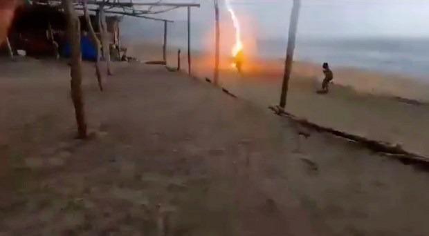 Nữ du khách bị sét đánh tử vong trên bãi biển du lịch nổi tiếng, camera vô tình ghi lại cảnh tượng ám ảnh-2