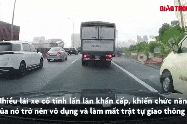 Nữ tài xế ô tô kéo lê xe máy hơn 2km về tận nhà-1
