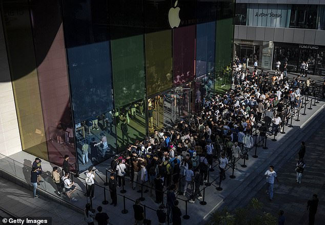 Người dân Dubai chờ mua iPhone 15, hàng trăm người xô đẩy và chen lấn tạo nên cảnh tượng kinh hoàng-2