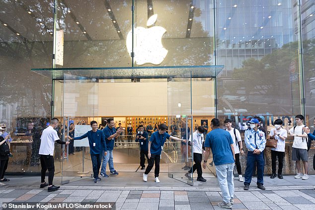 Người dân Dubai chờ mua iPhone 15, hàng trăm người xô đẩy và chen lấn tạo nên cảnh tượng kinh hoàng-3