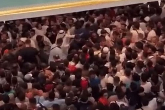 Người dân Dubai chờ mua iPhone 15, hàng trăm người xô đẩy và chen lấn tạo nên cảnh tượng kinh hoàng