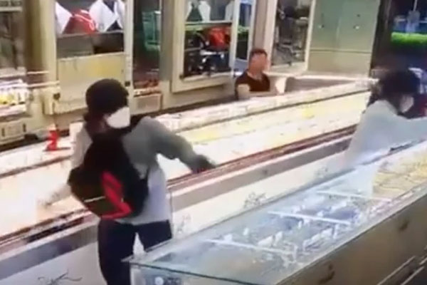 Hai đối tượng cướp tiệm vàng ở Cam Ranh là nam giới, khả năng đội tóc giả-5