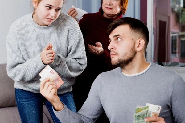 Em gái chồng lười làm, suốt ngày ngửa tay xin tiền anh chị-1