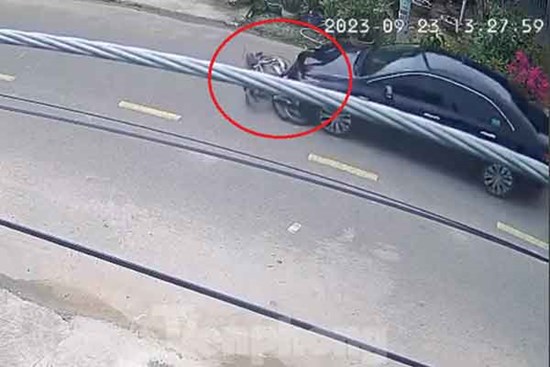 Video ô tô du lịch kéo lê chiếc xe máy trên đường sau va chạm