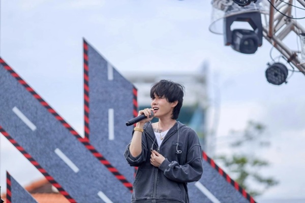 Jack qua camera thường: Diện mạo gầy gò và thần sắc nhợt nhạt, so với ảnh tự đăng quá khác biệt?-2