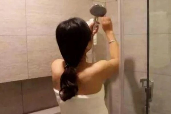 Cứ mỗi lần tăng ca vợ đều tắm ở công ty mới về nhà, chồng kiểm tra rồi chết lặng trước cảnh tượng này-1