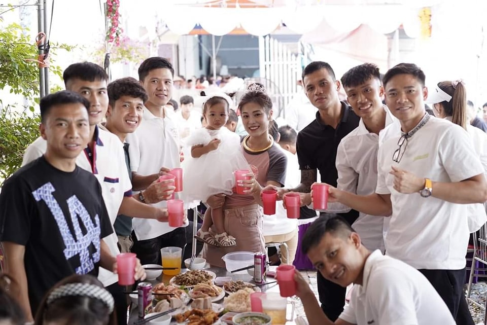 Tiền vệ U23 Việt Nam kết hôn, bất ngờ khi rước về cả trâu lẫn nghé-2