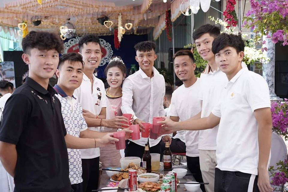 Tiền vệ U23 Việt Nam kết hôn, bất ngờ khi rước về cả trâu lẫn nghé-4