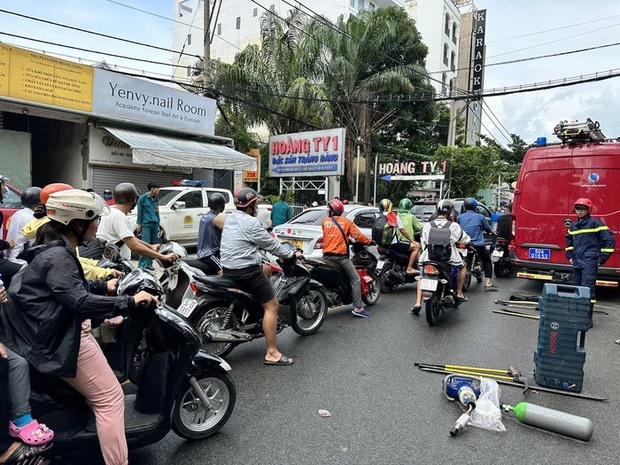 TPHCM: Nhà cao tầng bất ngờ đổ sập, đang triển khai tìm kiếm nạn nhân-2