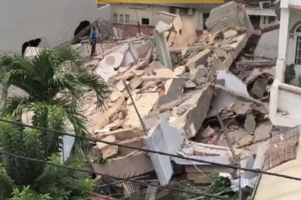 Clip: Cánh cổng sắt bất ngờ đổ sập, suýt đè trúng hai mẹ con-1