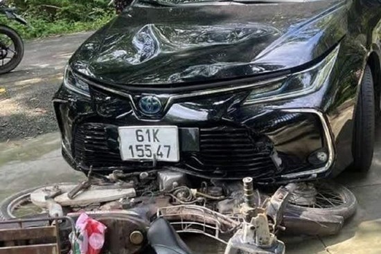 Nữ tài xế ô tô kéo lê xe máy hơn 2km về tận nhà