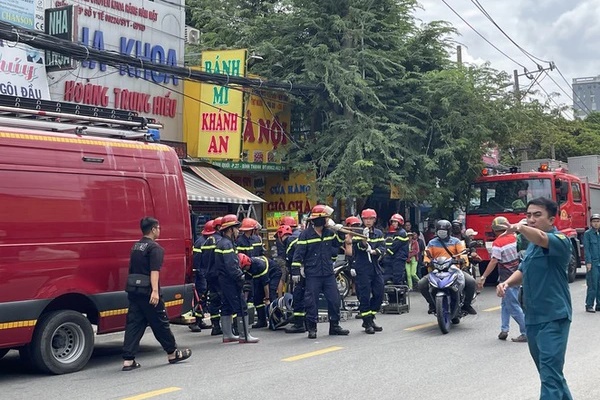 Hơn 3 giờ giải cứu các nạn nhân vụ sập nhà 4 tầng tại TPHCM-8