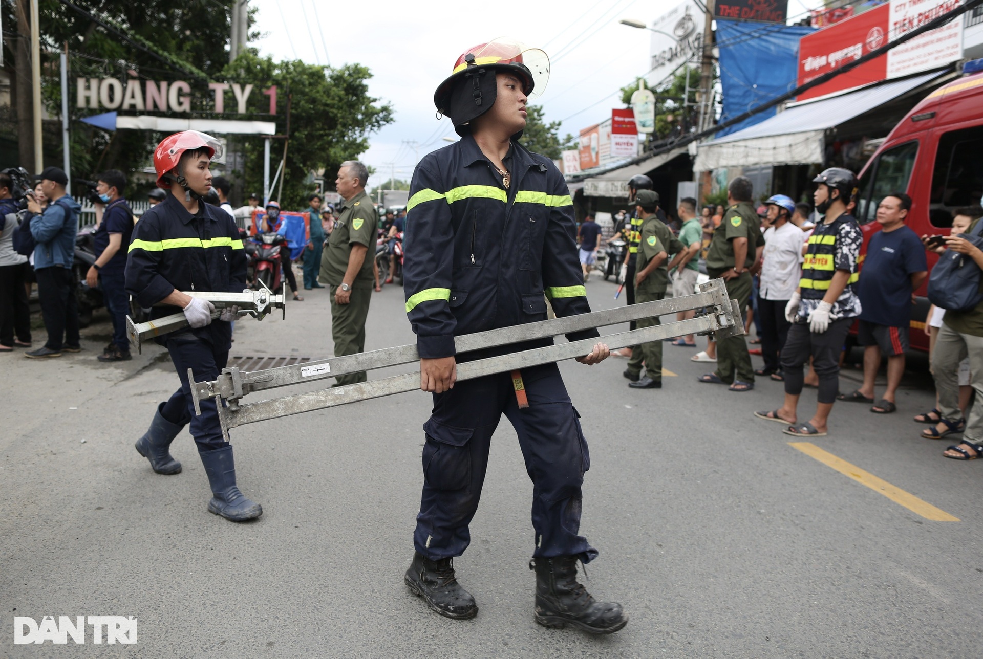 Hơn 3 giờ giải cứu các nạn nhân vụ sập nhà 4 tầng tại TPHCM-5