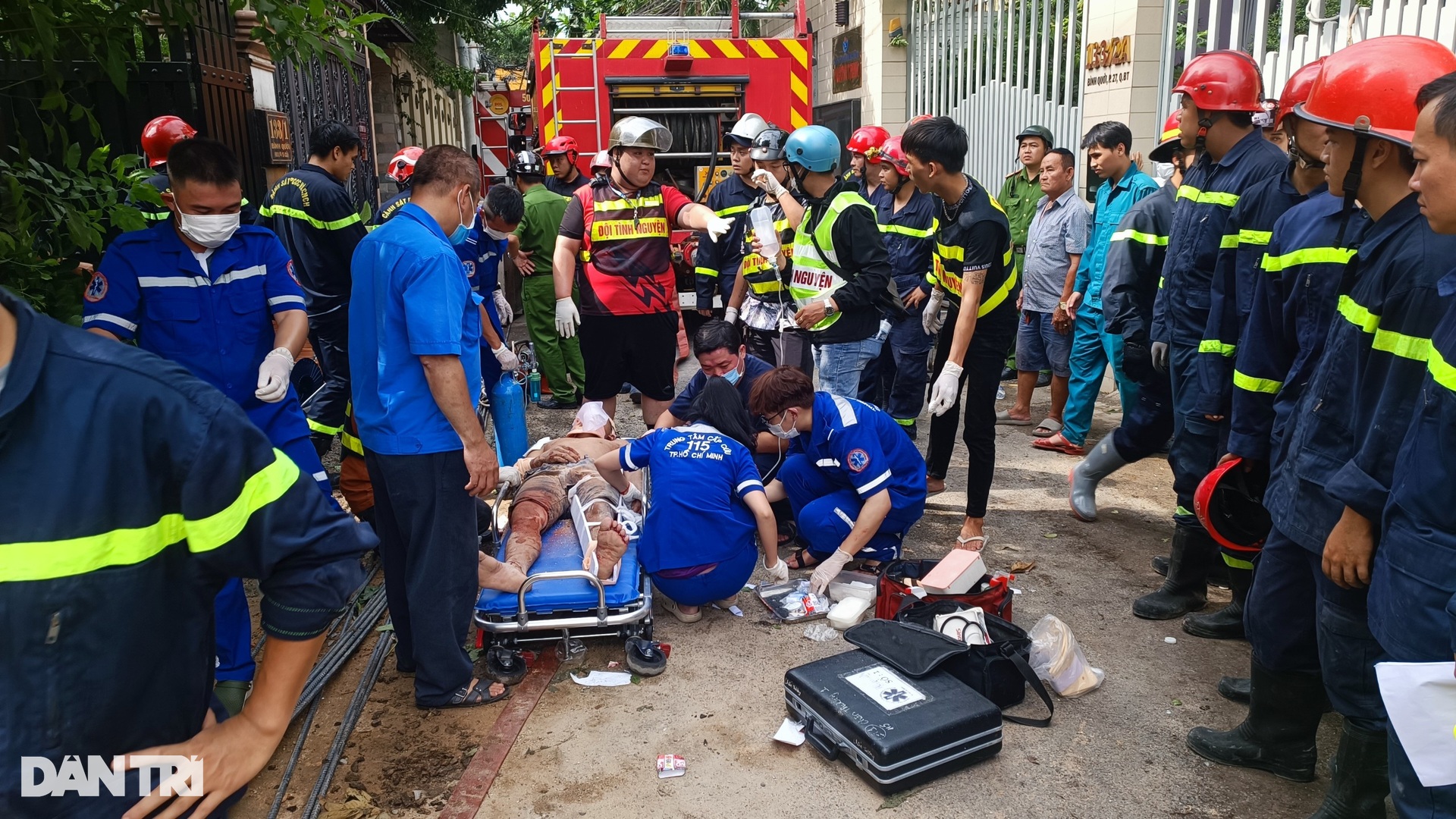 Hơn 3 giờ giải cứu các nạn nhân vụ sập nhà 4 tầng tại TPHCM-7