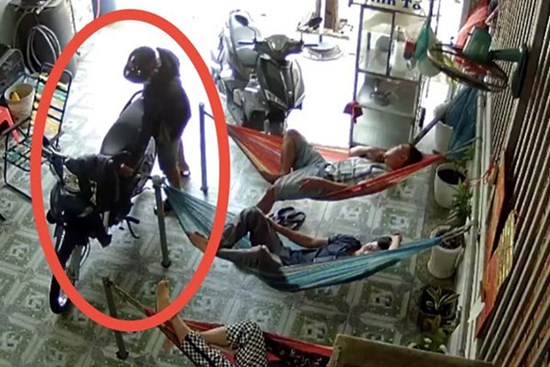 CLIP: Ngỡ ngàng hình ảnh tên trộm liều lĩnh ở Bình Dương