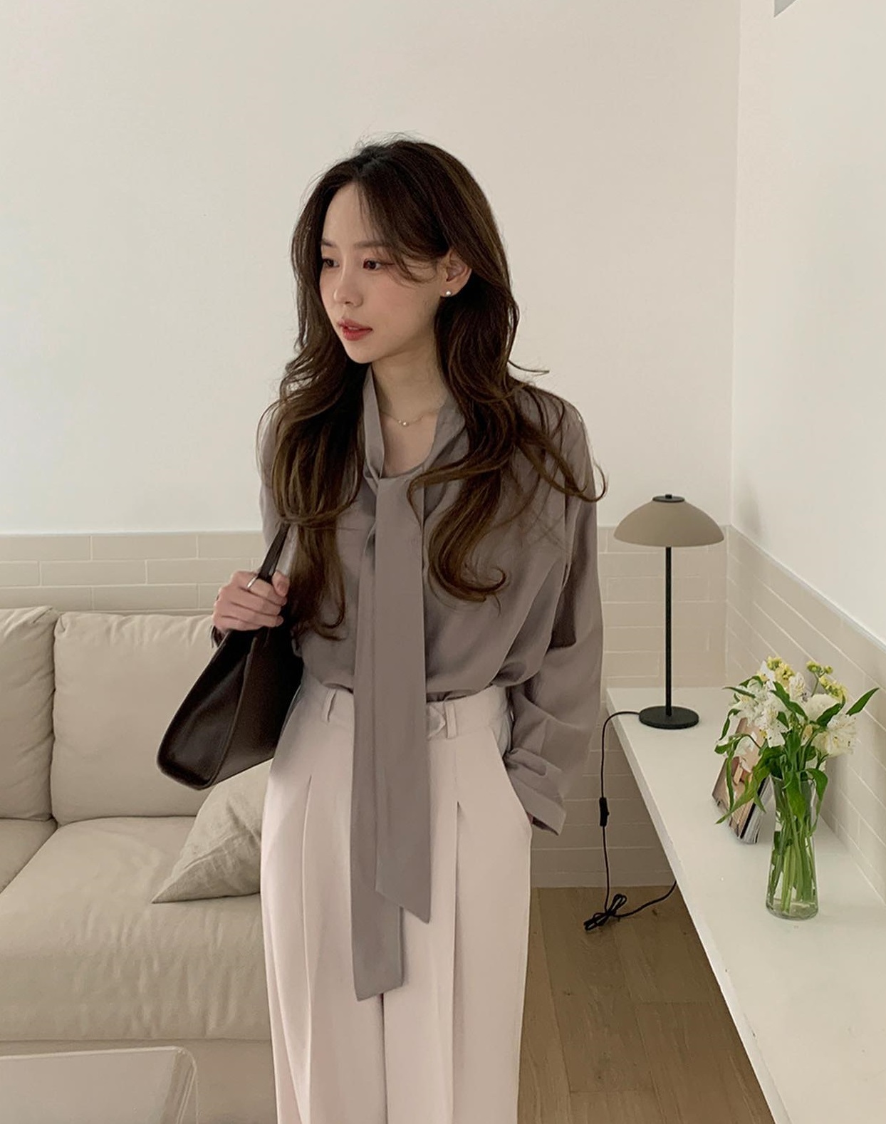 5 mẫu áo phù hợp để mặc với quần âu, giúp nàng ghi điểm thanh lịch-7