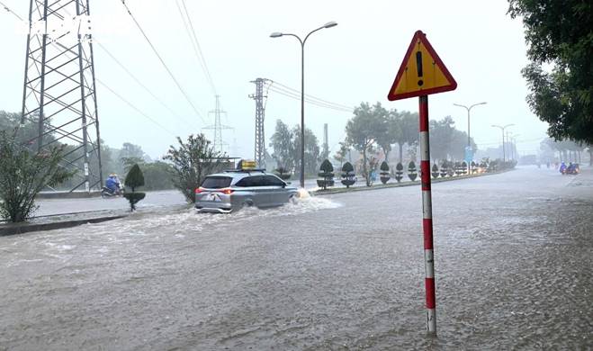 Mưa trắng trời, nhiều tuyến phố Đà Nẵng thành sông, giao thông hỗn loạn-3