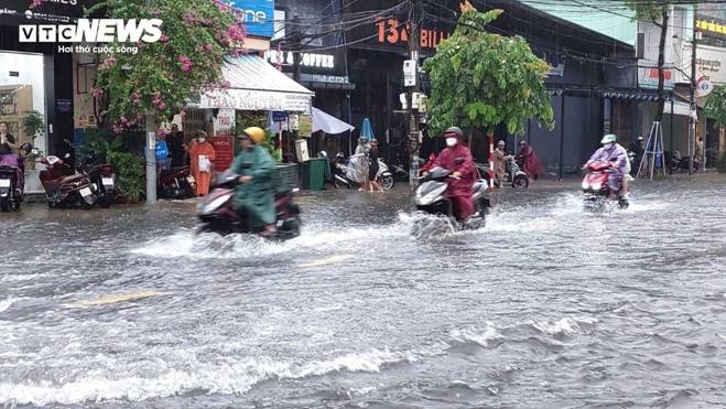 Mưa trắng trời, nhiều tuyến phố Đà Nẵng thành sông, giao thông hỗn loạn-4
