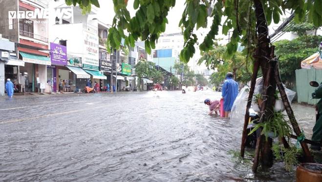 Mưa trắng trời, nhiều tuyến phố Đà Nẵng thành sông, giao thông hỗn loạn-5