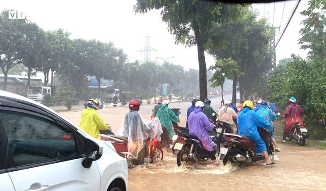 Mưa trắng trời, nhiều tuyến phố Đà Nẵng thành sông, giao thông hỗn loạn-6